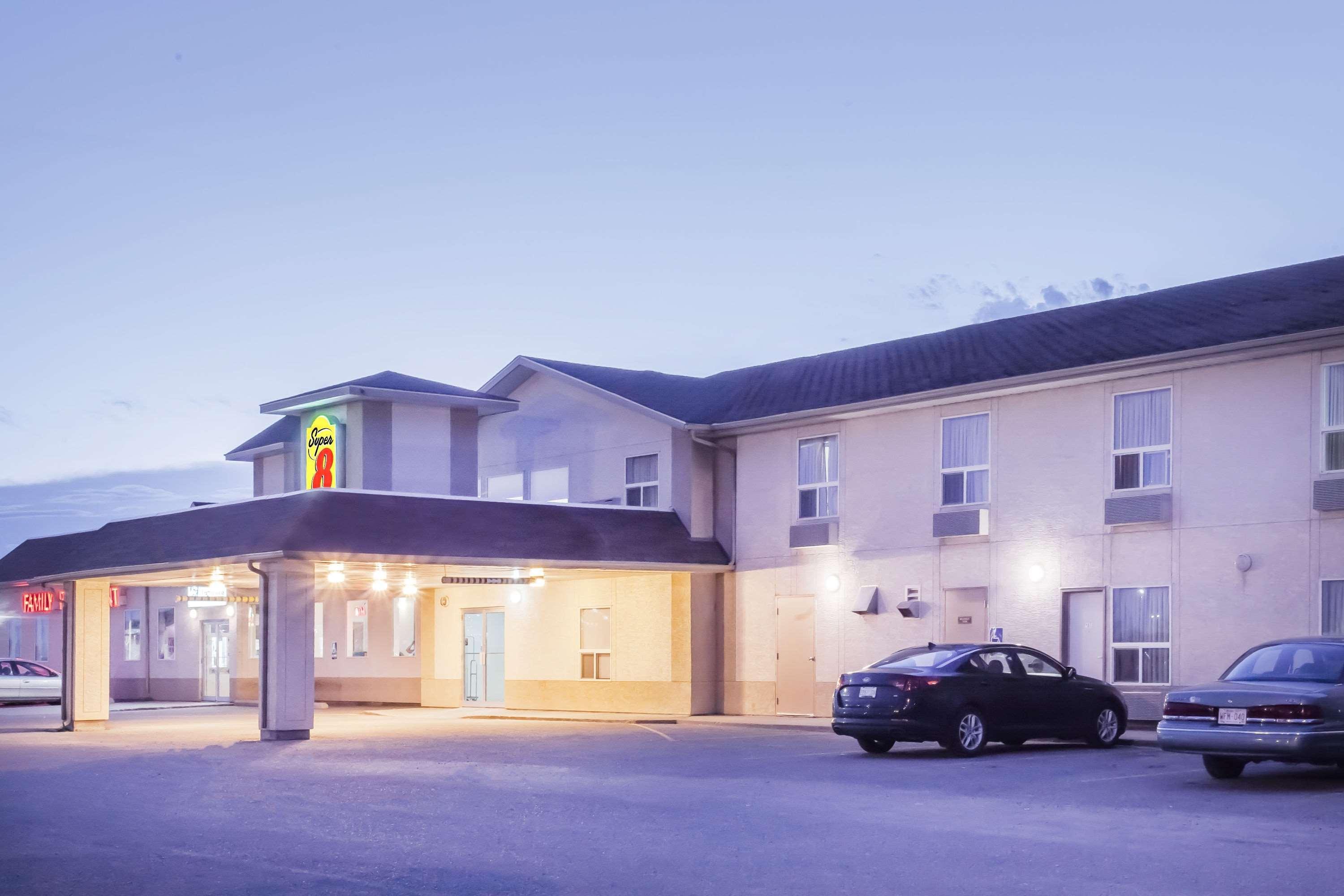 Super 8 By Wyndham Meadow Lake Екстер'єр фото