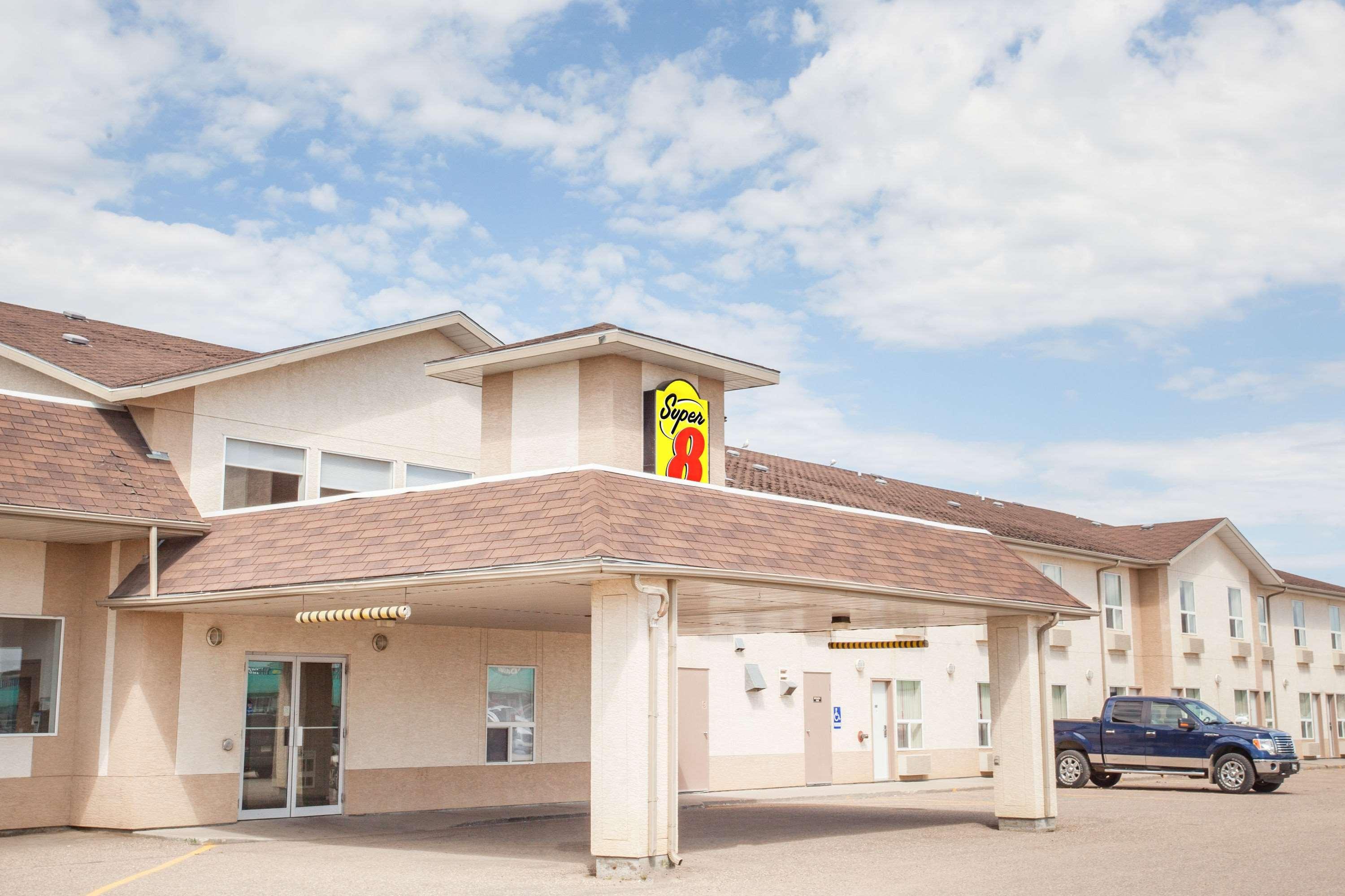 Super 8 By Wyndham Meadow Lake Екстер'єр фото